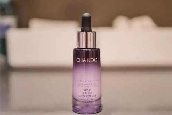 哪些成分可以帮助精华液更好地渗透肌肤？