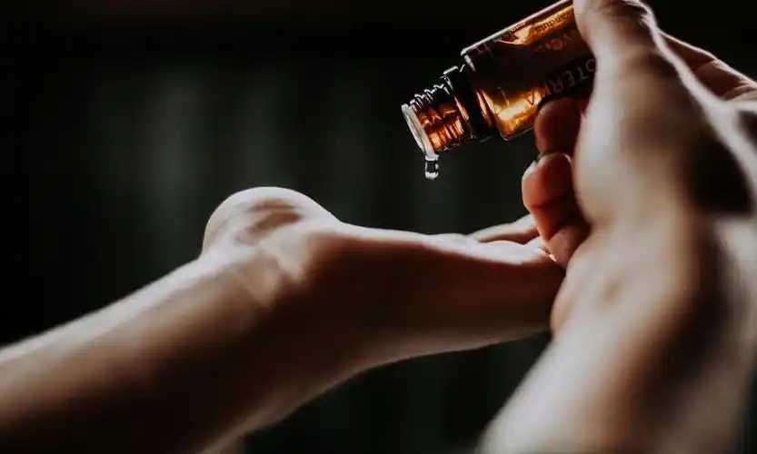 精华液可以涂抹身体吗