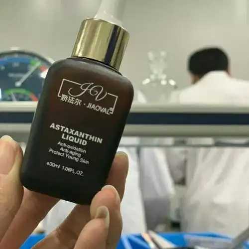 面部刮痧可以用精华液护肤吗