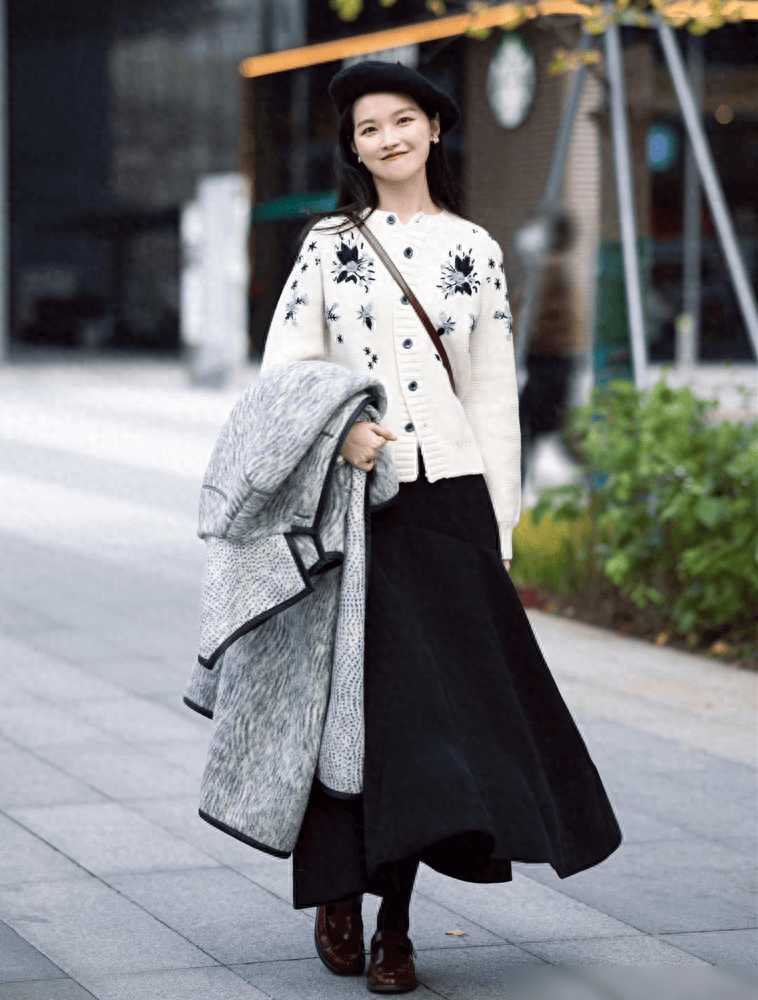 这才是最适合中年女人的打扮：短上衣+膝下裙，年轻好几岁 