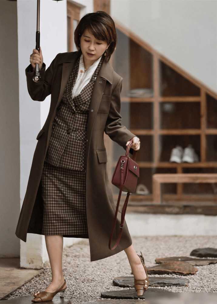 这才是最适合中年女人的打扮：短上衣+膝下裙，年轻好几岁 