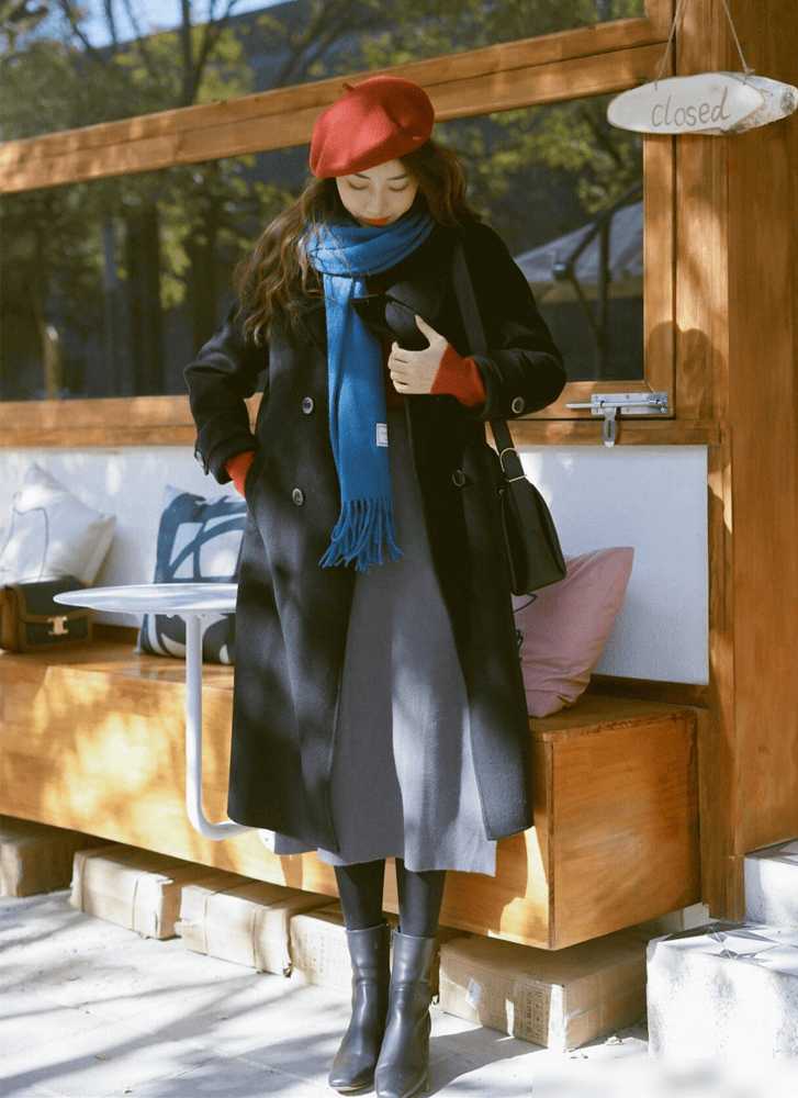 这才是最适合中年女人的打扮：短上衣+膝下裙，年轻好几岁 