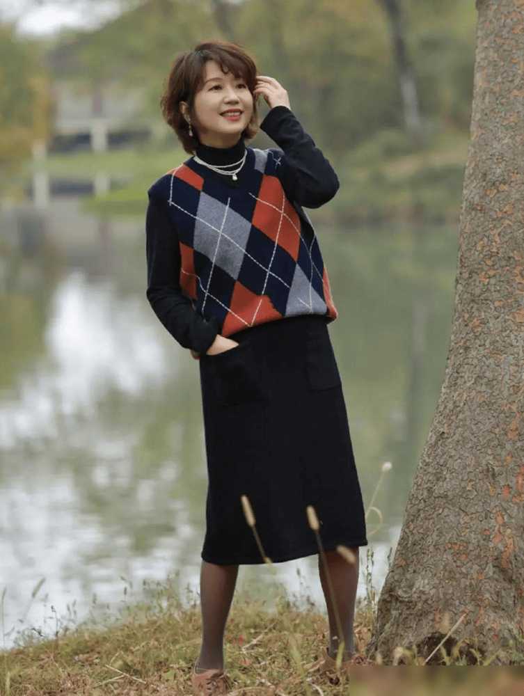 这才是最适合中年女人的打扮：短上衣+膝下裙，年轻好几岁 