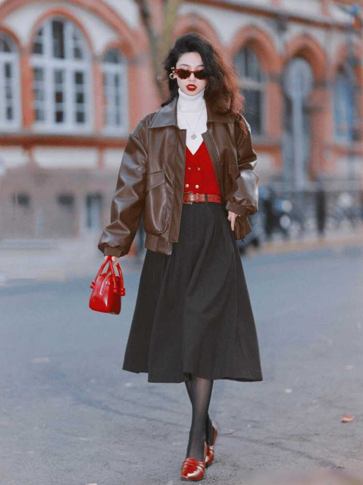 这才是最适合中年女人的打扮：短上衣+膝下裙，年轻好几岁 