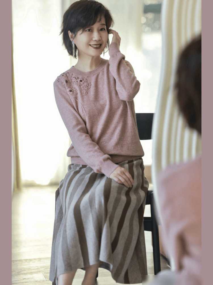 这才是最适合中年女人的打扮：短上衣+膝下裙，年轻好几岁 