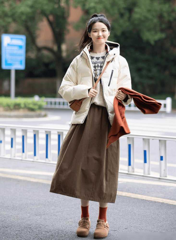 这才是最适合中年女人的打扮：短上衣+膝下裙，年轻好几岁 