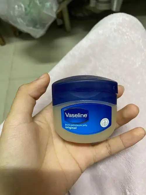 睡前可以涂凡士林润唇膏吗 睡前可以涂凡士林润唇膏吗