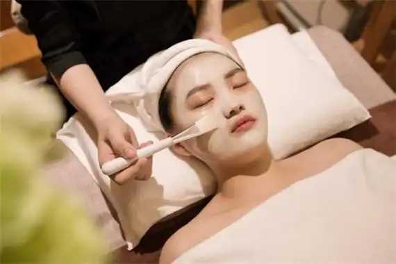 肌底液适合油性皮肤吗