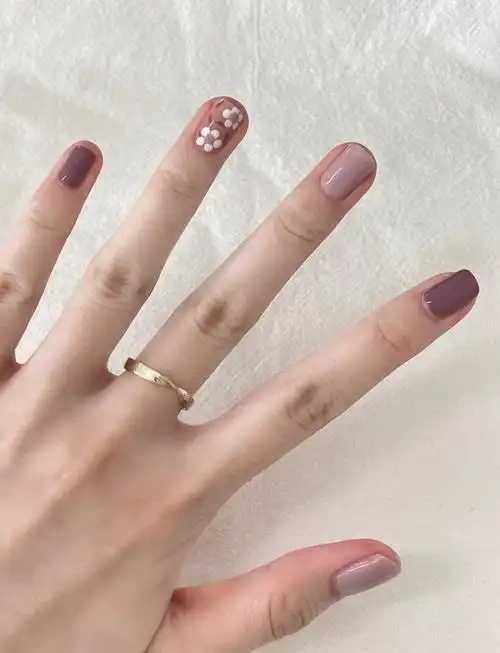 黄皮涂什么指甲油显白 黄皮涂什么指甲油显白