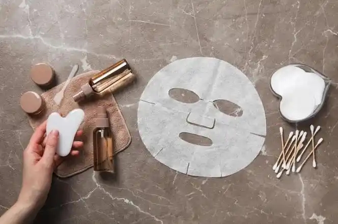 面膜的精华液要洗掉吗?面膜的精华液可以抹在身体上吗 面膜的精华液要洗掉吗?面膜的精华液可以抹在身体上吗