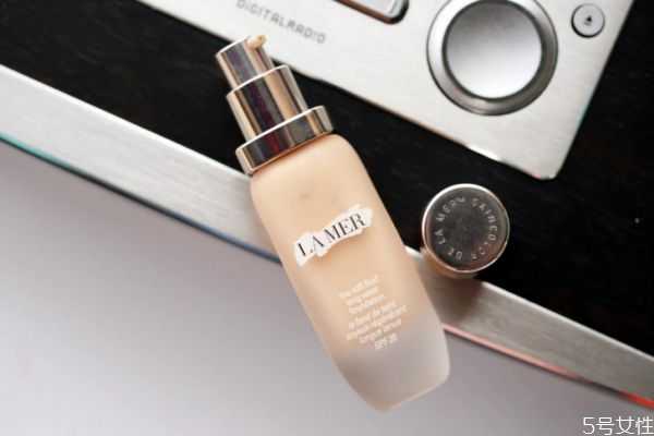 哪个大牌的粉底液好？粉底液太干了加点乳还是精华