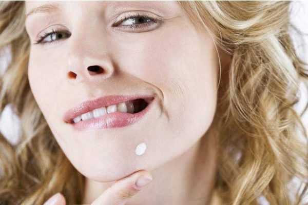 女生下巴长痘的原因有什么 为什么女生下巴会长痘