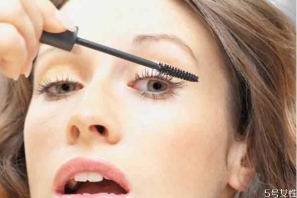 如何挑选假睫毛？如何粘贴假睫毛