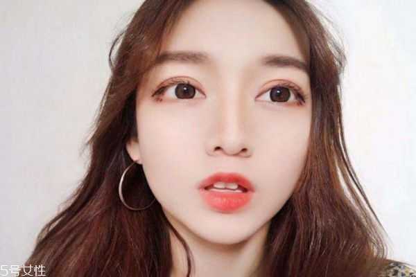 戴美瞳眼睛疼怎么办？新手第一次怎么戴美瞳