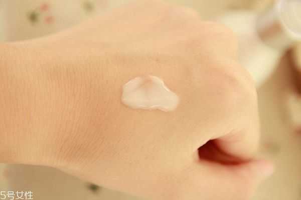 夏天油皮能不用乳液吗