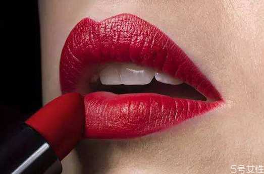 学生多少岁可以涂口红？女生一般多大可以化妆