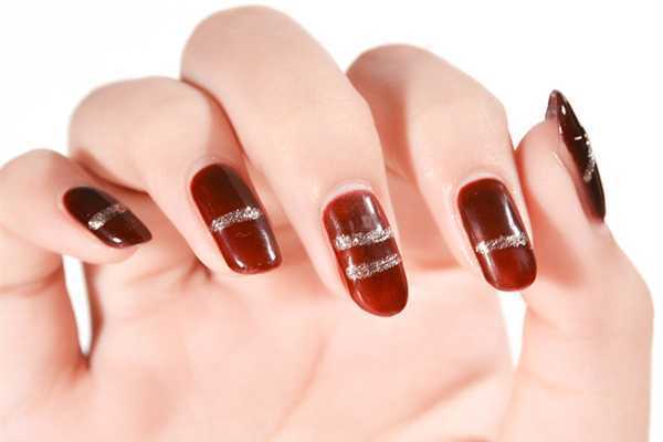 美甲后指甲发绿怎么回事