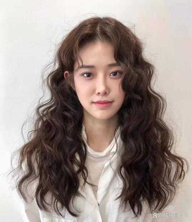 显年轻的卷发发型有哪些推荐 显年轻的卷发发型有哪些推荐