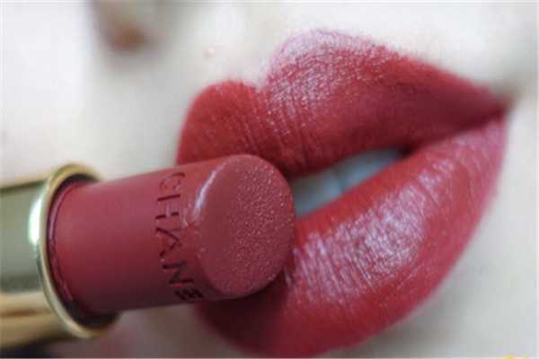 肤色偏黄适合用什么口红