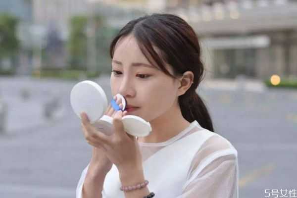 补妆用什么补好?如何补妆自然不卡粉 补妆用什么补好?如何补妆自然不卡粉