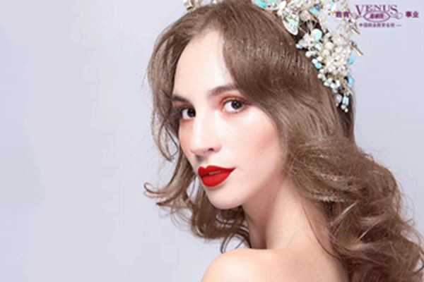 眼影涂抹范围过大会怎么样？不晕染的眼妆好看吗