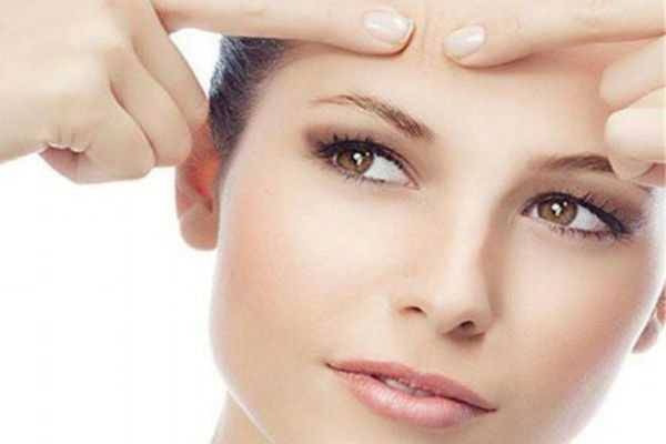 为什么额头上长很多小痘痘