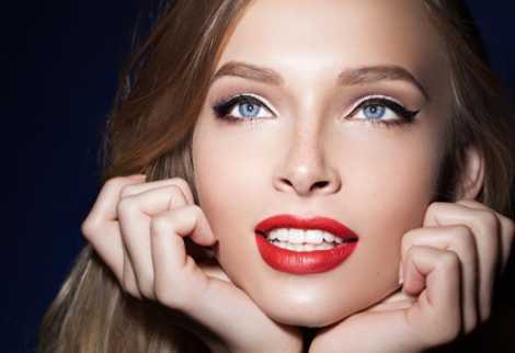 眼睛周围的皮肤发红发痒脱皮怎么回事？眼周皮肤发红发痒脱皮怎么办