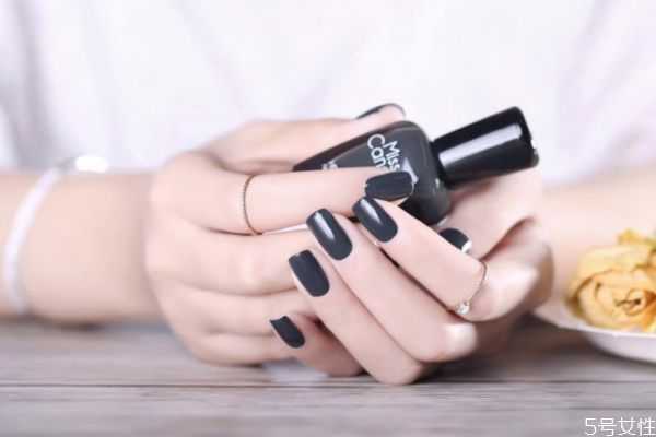 指甲油和甲油胶是一样的吗？