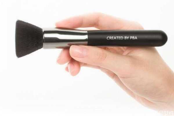 散粉刷怎么使用？散粉刷可以用来上粉饼吗