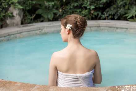 泡温泉可以敷面膜吗？泡温泉敷面膜好吗