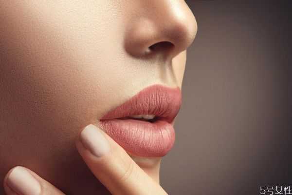 秋季唇部干裂怎么办？唇周围肤色暗发黄怎么办