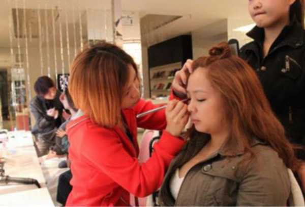 为什么不建议做化妆师