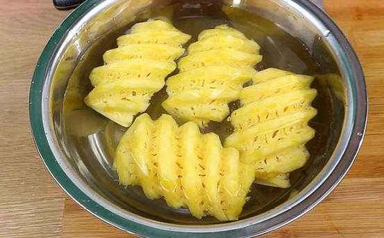 凤梨切好要用盐水泡吗