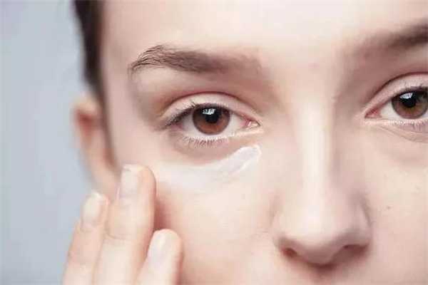 眼睛哭肿了第二天怎么快速消肿?眼睛哭肿了用热敷还是冷敷 眼睛哭肿了第二天怎么快速消肿?眼睛哭肿了用热敷还是冷敷