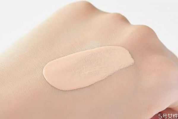 擦粉底的方法是什么？教你擦粉底的正确方法