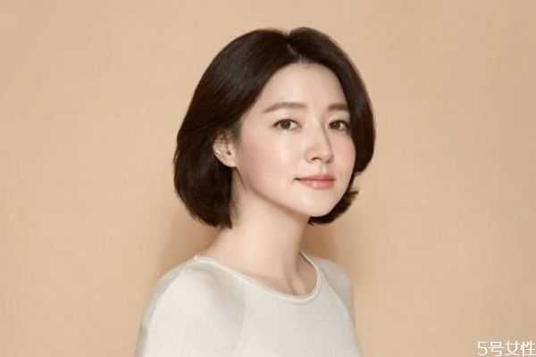 脸上长痘痘可以化妆吗？经常化妆长痘痘怎么办