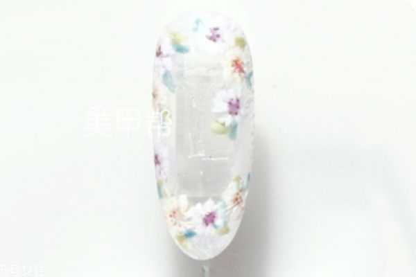 花朵美甲怎么做?小清新美甲教程图解 花朵美甲怎么做?小清新美甲教程图解