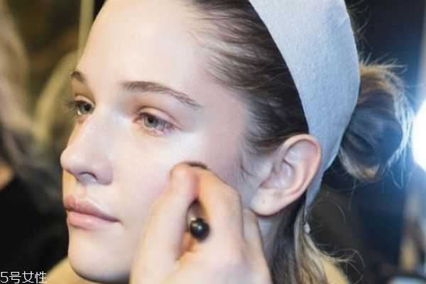 粉底液暗沉怎么办?为什么刚涂粉底时脸很白下午就蜡黄 粉底液暗沉怎么办?为什么刚涂粉底时脸很白下午就蜡黄
