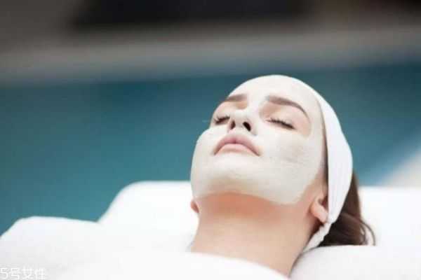 面膜精华液要洗掉吗