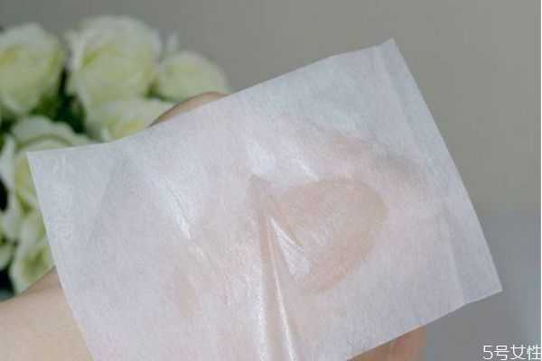 为什么吸油纸越用毛孔越大?用吸油纸的好处和坏处 为什么吸油纸越用毛孔越大?用吸油纸的好处和坏处