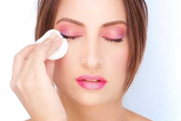 卸眼妆眼睛刺痛是怎么回事 卸眼妆眼睛刺痛是怎么回事