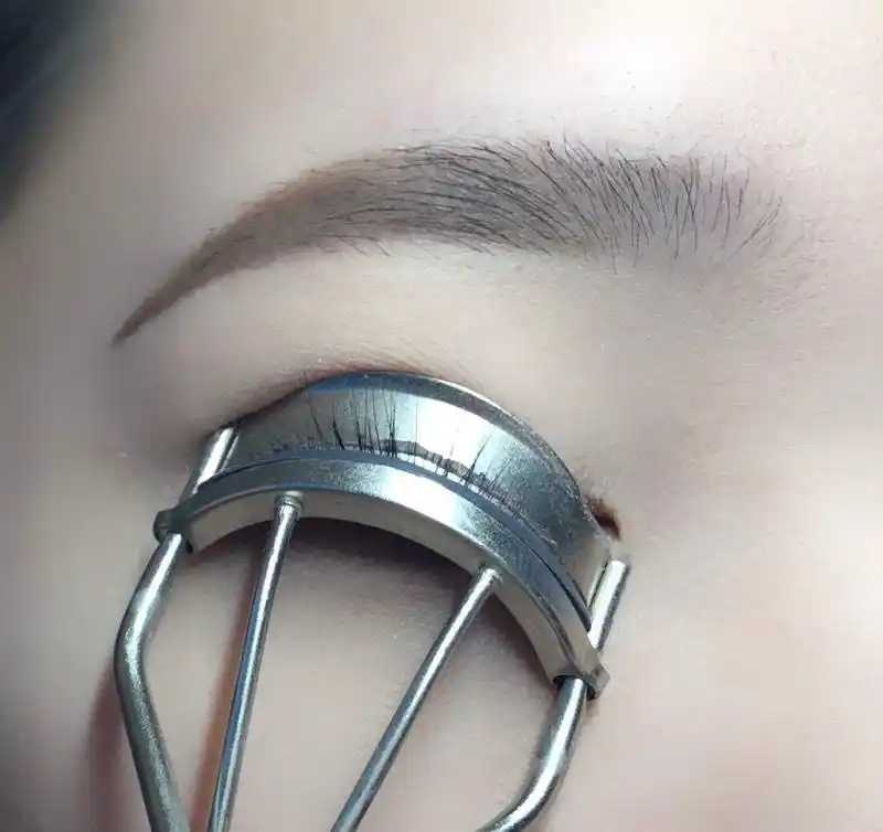 电动睫毛夹和手动的哪个更翘？睫毛夹哪种类型好用