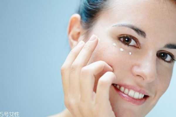 涂眼霜长皱纹了怎么办 涂眼霜为什么反而长皱纹