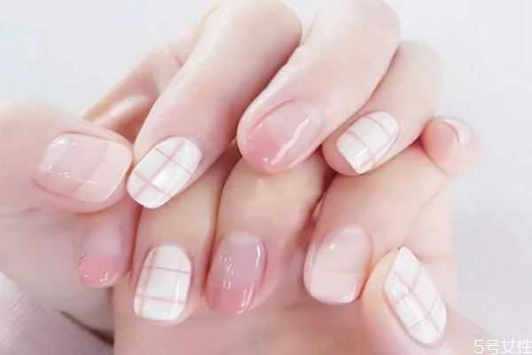 怎么样卸掉芭比胶美甲 芭比胶美甲与光疗彩胶美甲的区别