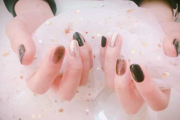 美甲能用酒精卸吗 美甲能用酒精卸吗