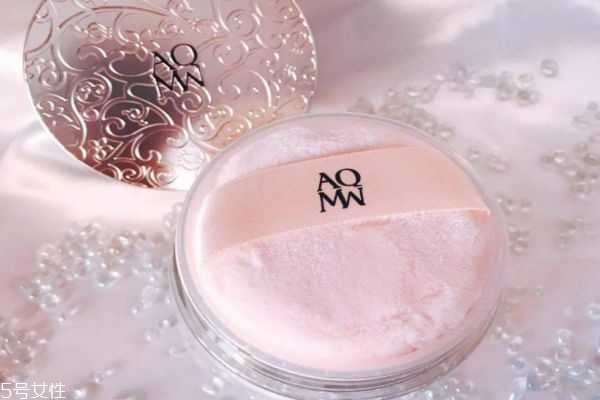 抹了水乳后能直接扑散粉吗？素颜可以用散粉吗