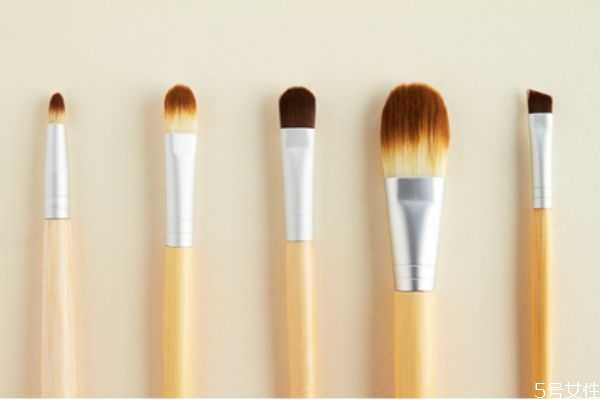 眼影刷和唇刷的区别是什么？怎么区分眼影刷和唇刷
