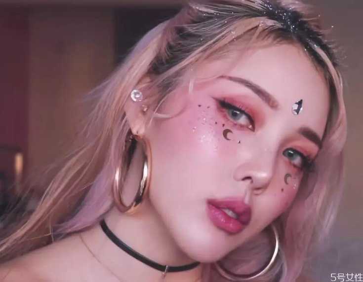 眼影亮片怎么粘上去