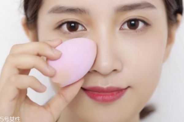 粉扑使用之前需要打湿吗？使用粉扑需要注意什么