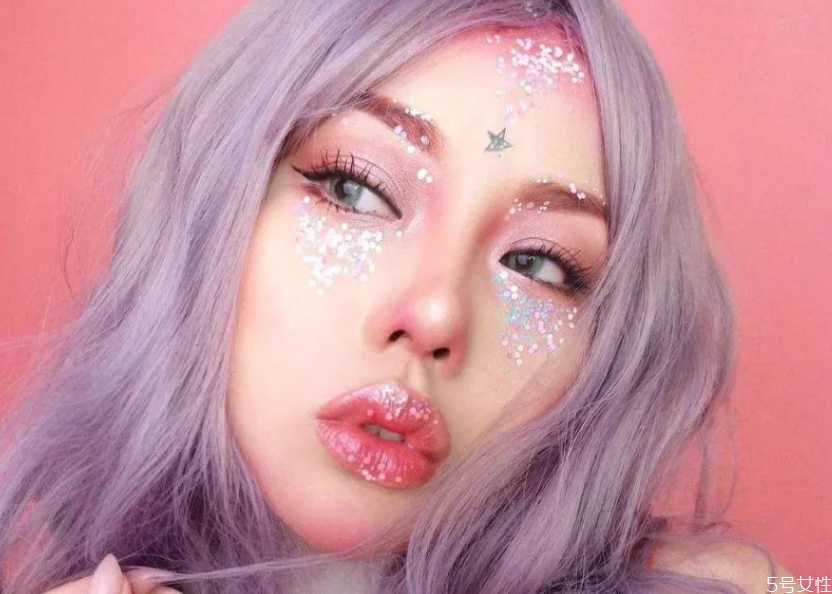 眼影亮片怎么粘上去